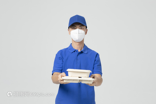 防疫一線的溫暖傳遞 外賣小哥戴口罩送餐，守護(hù)城市的安全線