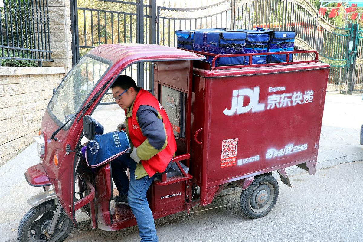 部分快遞員月收入可達(dá)一萬(wàn)五# 快遞員啊,跑腿啊,送外賣啊,他們掙多少